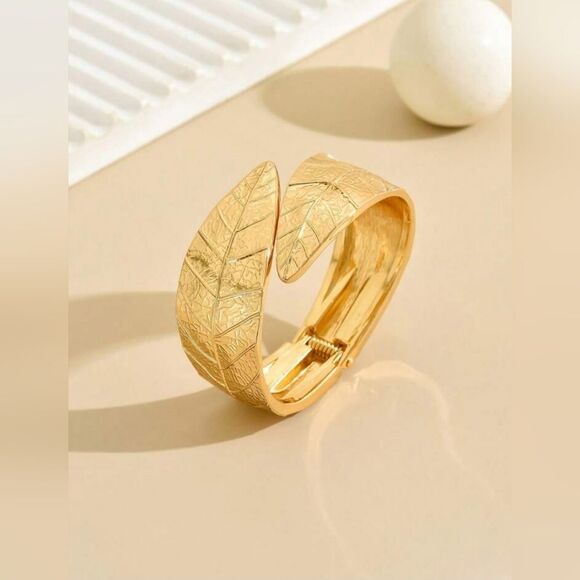 Gold-colored Tree Leaf Patterned Open Bangle NWOT 2 1/2 - Picture 2 of 6